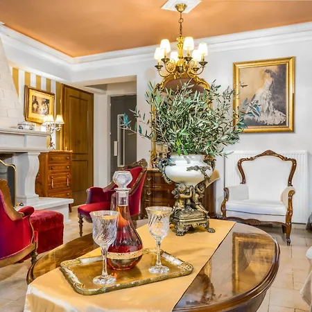 Venetian Hill House By 