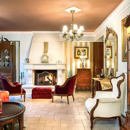 Venetian Hill House By 