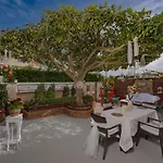 Venetian Hill House By 