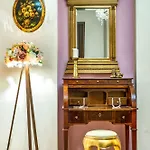 Venetian Hill House By 
