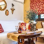 Venetian Hill House By 