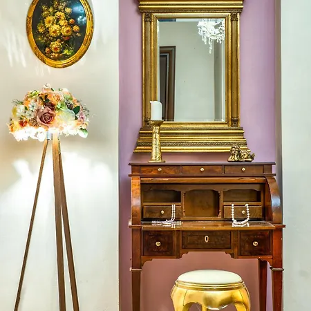 Venetian Hill House By 