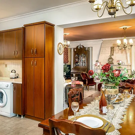 Venetian Hill House By 