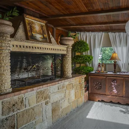 Venetian Hill House By 