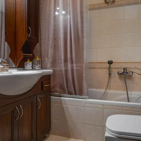 Venetian Hill House By 