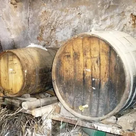 Venetian Hill House By 