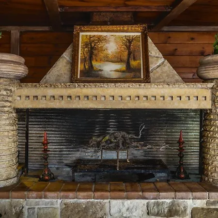 Venetian Hill House By 