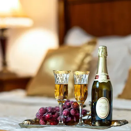 Venetian Hill House By 